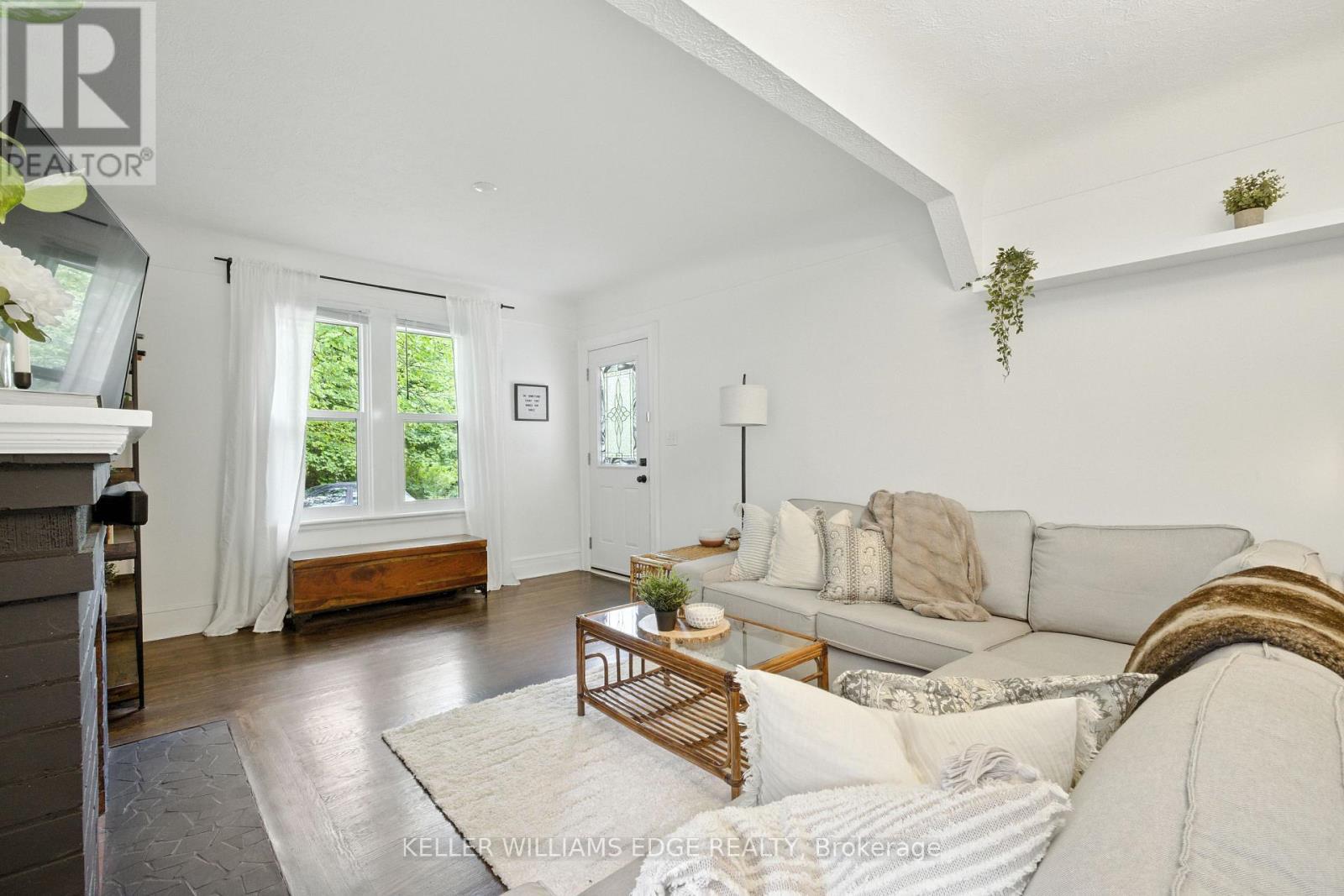 1999 Main Street W, Hamilton, ON - Indoor Photo Showing Living Room