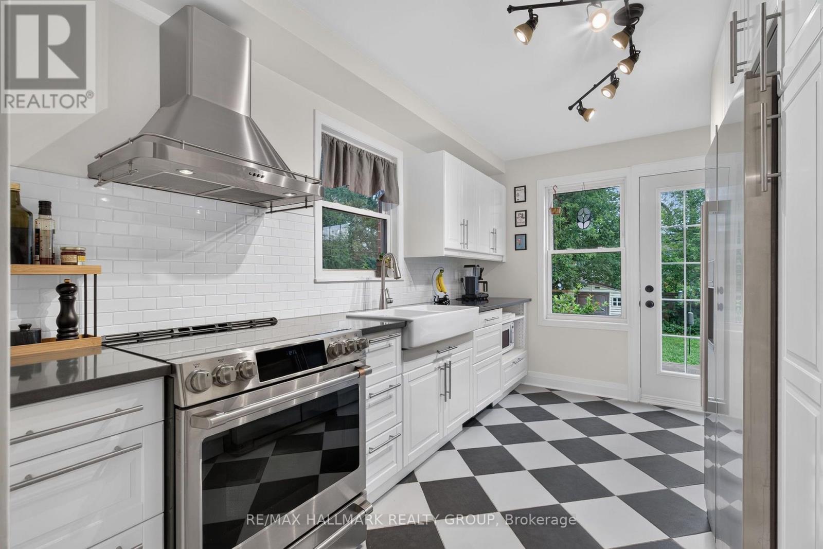 2110 Blossom Drive, Ottawa, ON - Indoor Photo Showing Kitchen
