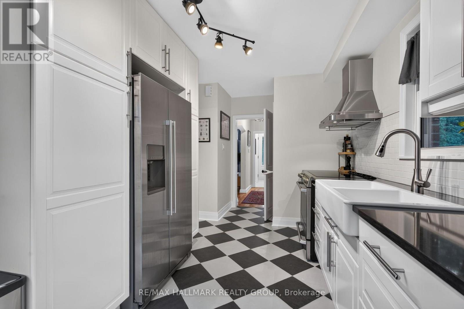 2110 Blossom Drive, Ottawa, ON - Indoor Photo Showing Kitchen