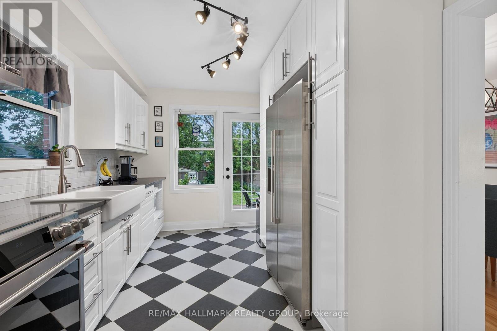 2110 Blossom Drive, Ottawa, ON - Indoor Photo Showing Kitchen