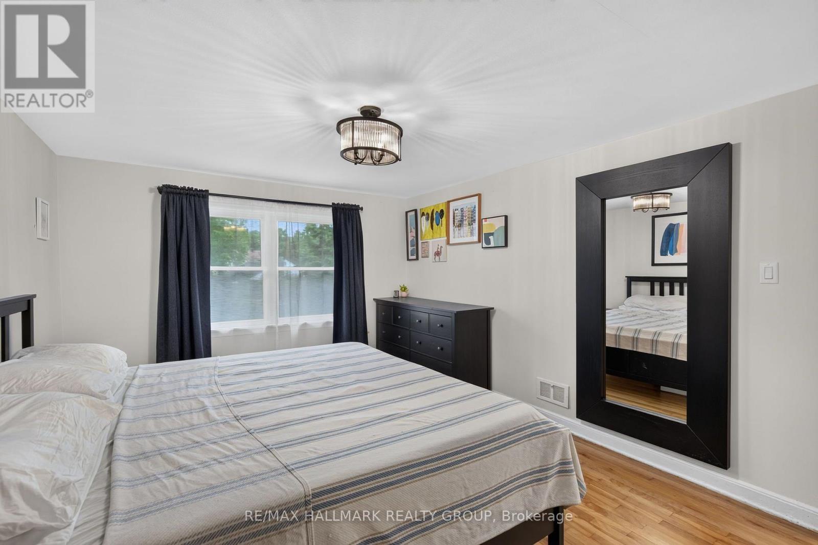 2110 Blossom Drive, Ottawa, ON - Indoor Photo Showing Bedroom
