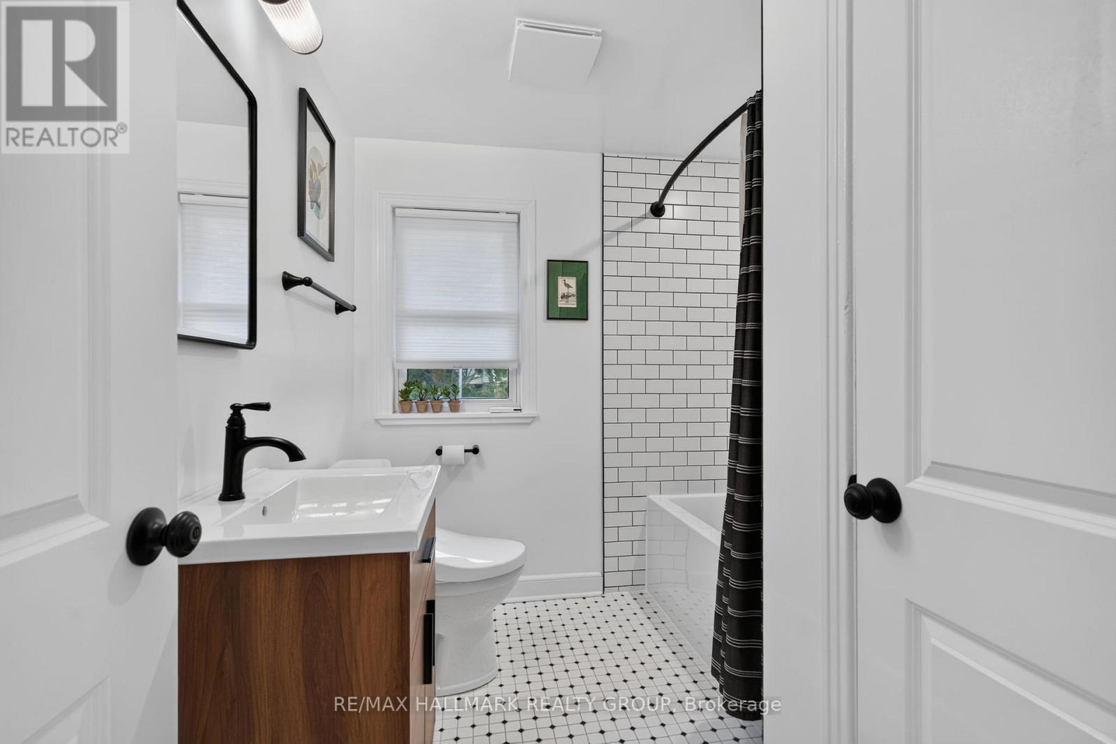 2110 Blossom Drive, Ottawa, ON - Indoor Photo Showing Bathroom