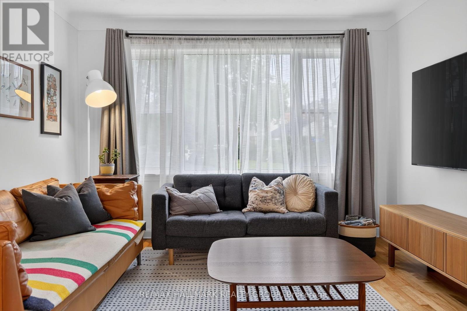 2110 Blossom Drive, Ottawa, ON - Indoor Photo Showing Living Room