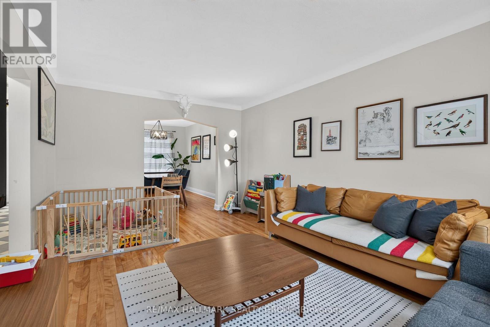 2110 Blossom Drive, Ottawa, ON - Indoor Photo Showing Living Room