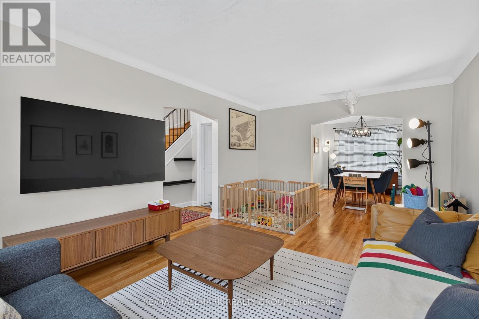 2110 Blossom Drive, Ottawa, ON - Indoor Photo Showing Living Room