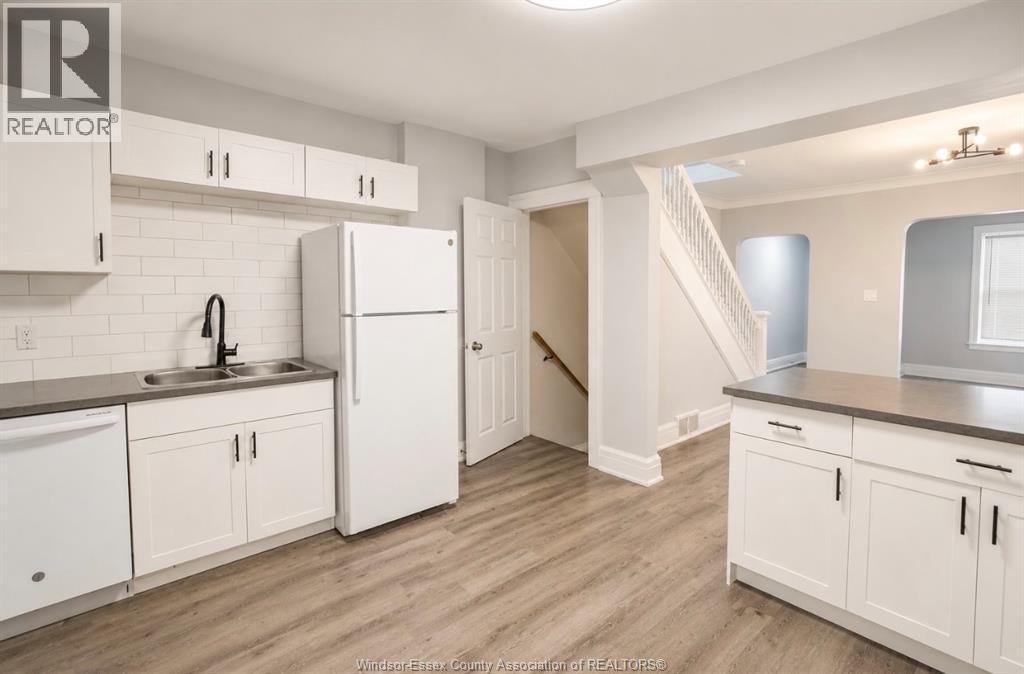 790 Marentette, Windsor, ON - Indoor Photo Showing Kitchen With Double Sink