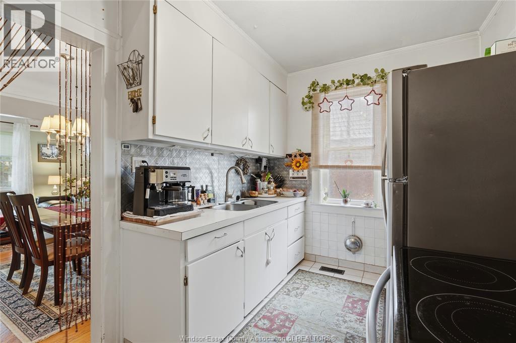 987 Curry, Windsor, ON - Indoor Photo Showing Kitchen With Double Sink