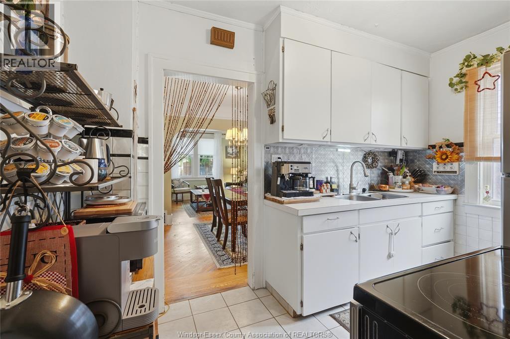 987 Curry, Windsor, ON - Indoor Photo Showing Kitchen With Double Sink