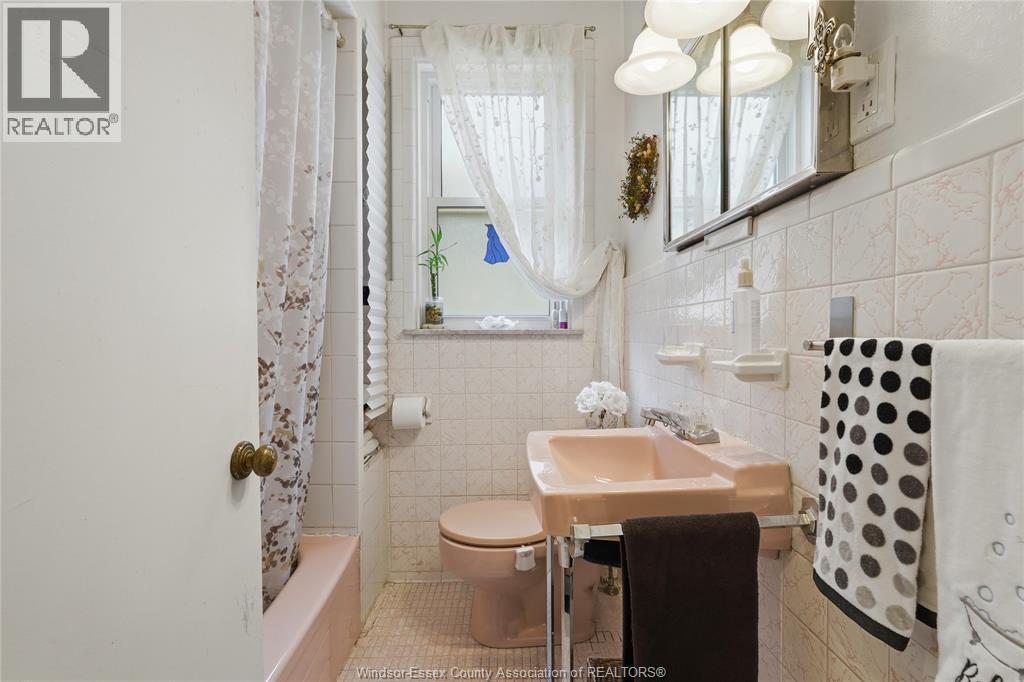987 Curry, Windsor, ON - Indoor Photo Showing Bathroom