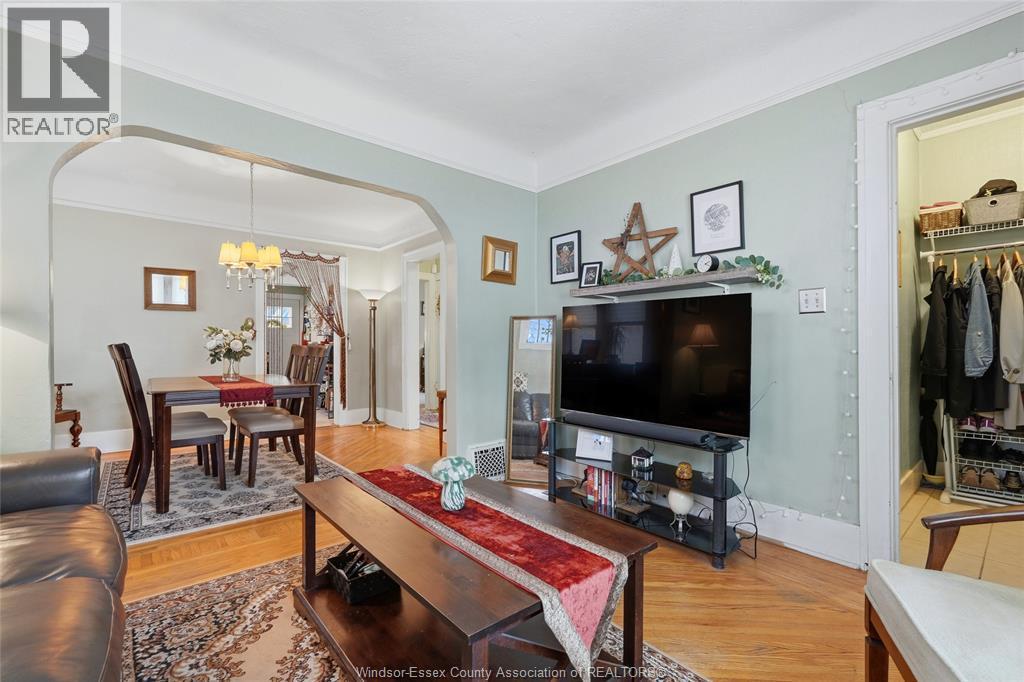 987 Curry, Windsor, ON - Indoor Photo Showing Living Room