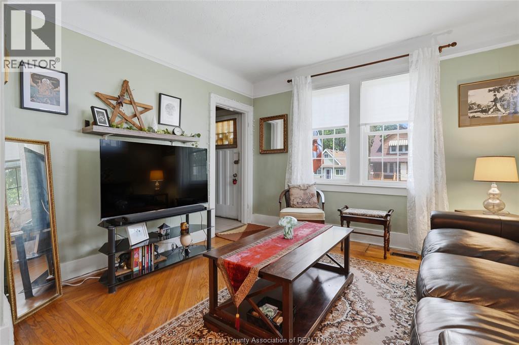 987 Curry, Windsor, ON - Indoor Photo Showing Living Room