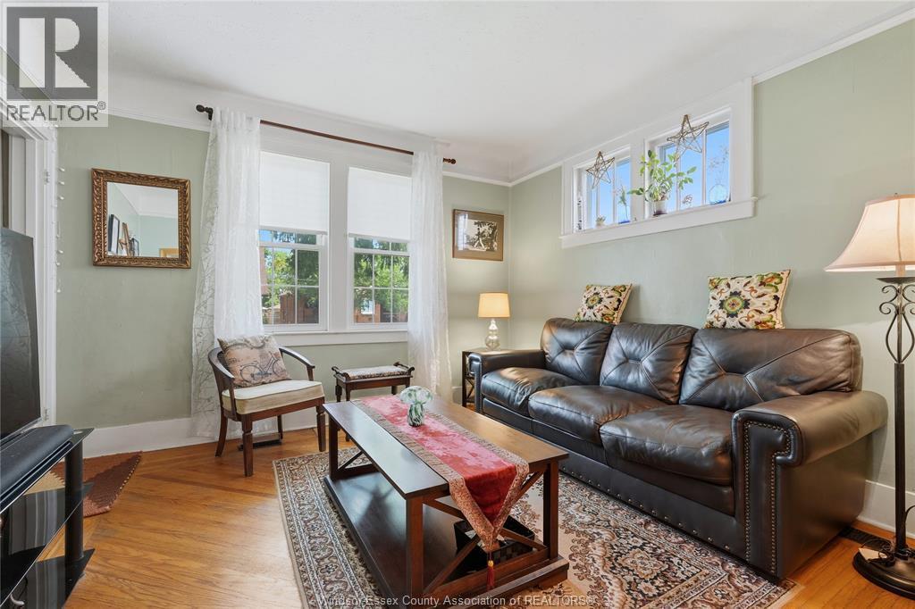 987 Curry, Windsor, ON - Indoor Photo Showing Living Room