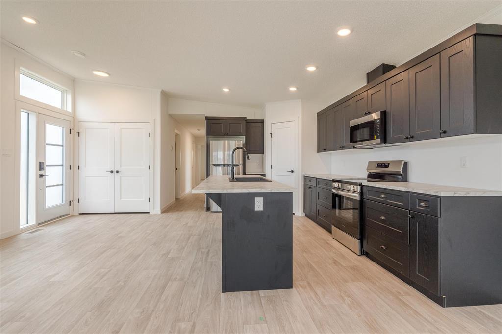 140 Prairie Oak Drive, Mitchell, MB - Indoor Photo Showing Kitchen With Stainless Steel Kitchen With Upgraded Kitchen