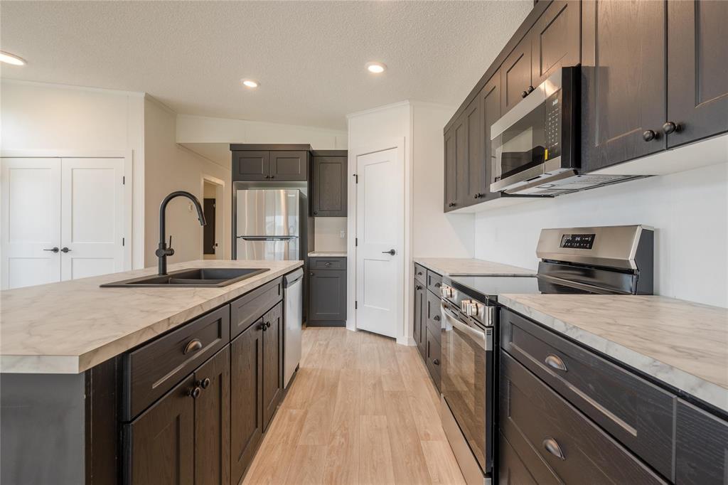 140 Prairie Oak Drive, Mitchell, MB - Indoor Photo Showing Kitchen With Double Sink With Upgraded Kitchen
