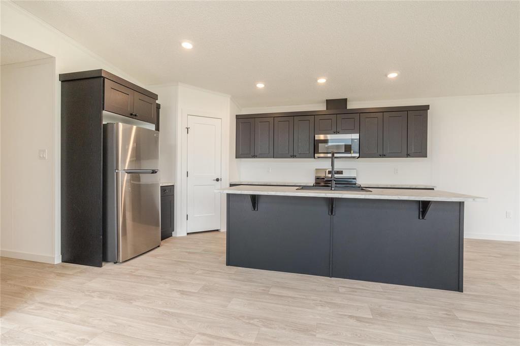 140 Prairie Oak Drive, Mitchell, MB - Indoor Photo Showing Kitchen With Upgraded Kitchen