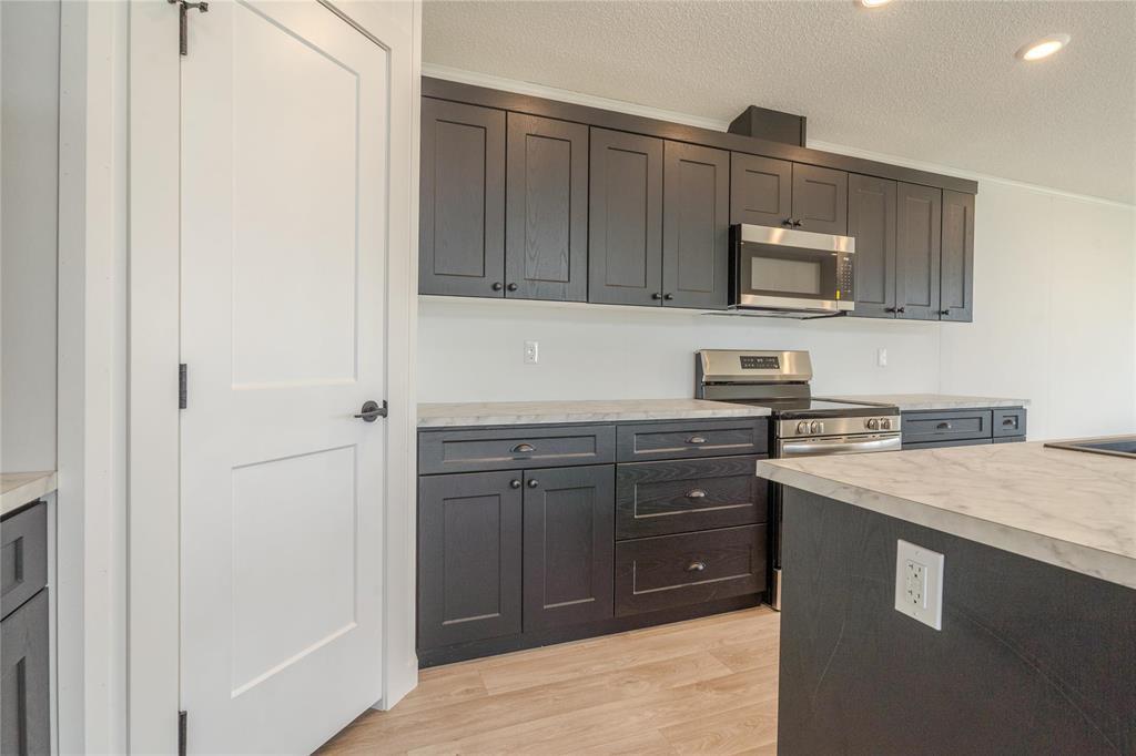 140 Prairie Oak Drive, Mitchell, MB - Indoor Photo Showing Kitchen