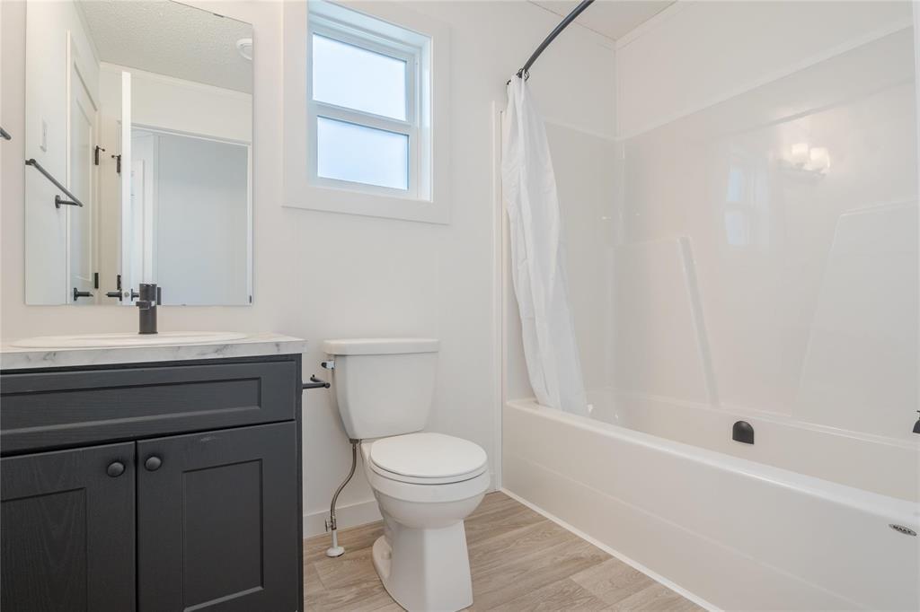 140 Prairie Oak Drive, Mitchell, MB - Indoor Photo Showing Bathroom