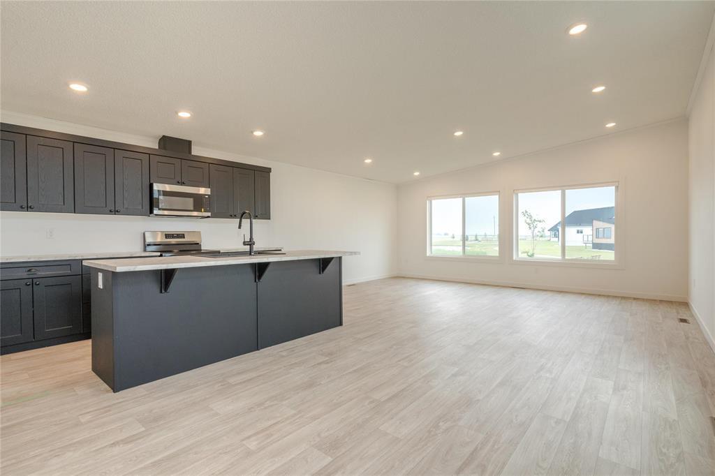 140 Prairie Oak Drive, Mitchell, MB - Indoor Photo Showing Kitchen With Upgraded Kitchen