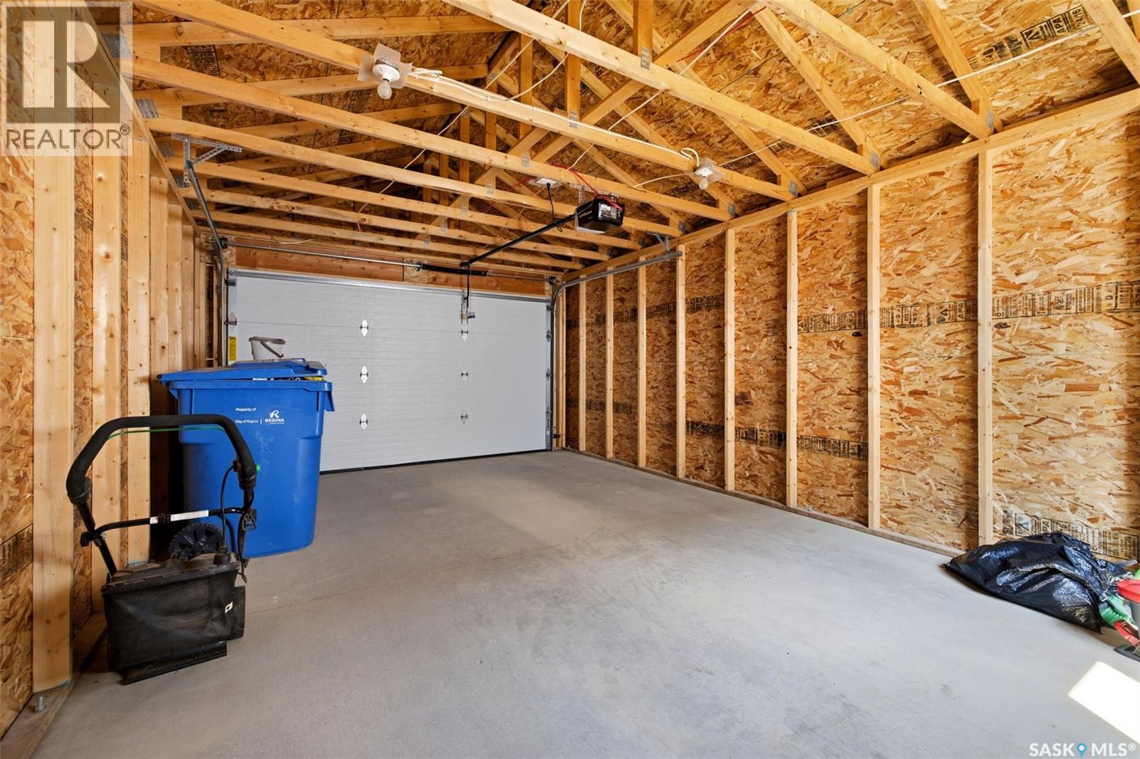 5116 Primrose Green Drive E, Regina, SK - Indoor Photo Showing Garage