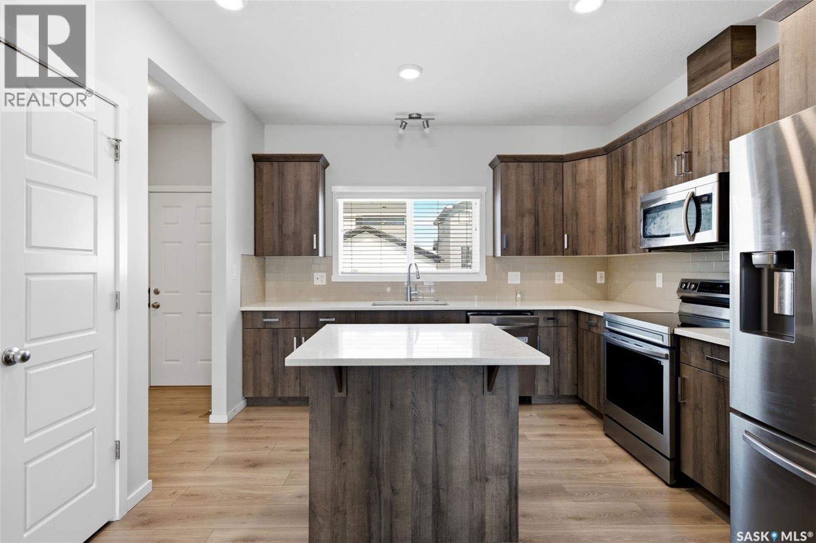 5116 Primrose Green Drive E, Regina, SK - Indoor Photo Showing Kitchen With Stainless Steel Kitchen With Upgraded Kitchen