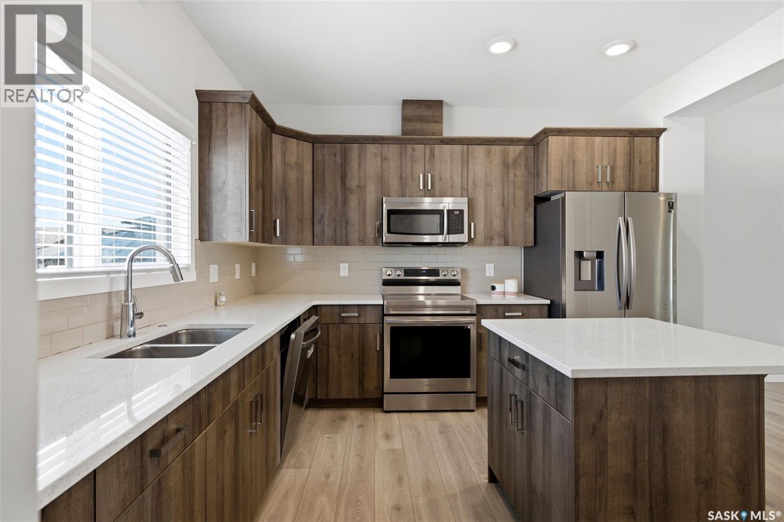 5116 Primrose Green Drive E, Regina, SK - Indoor Photo Showing Kitchen With Stainless Steel Kitchen With Double Sink With Upgraded Kitchen