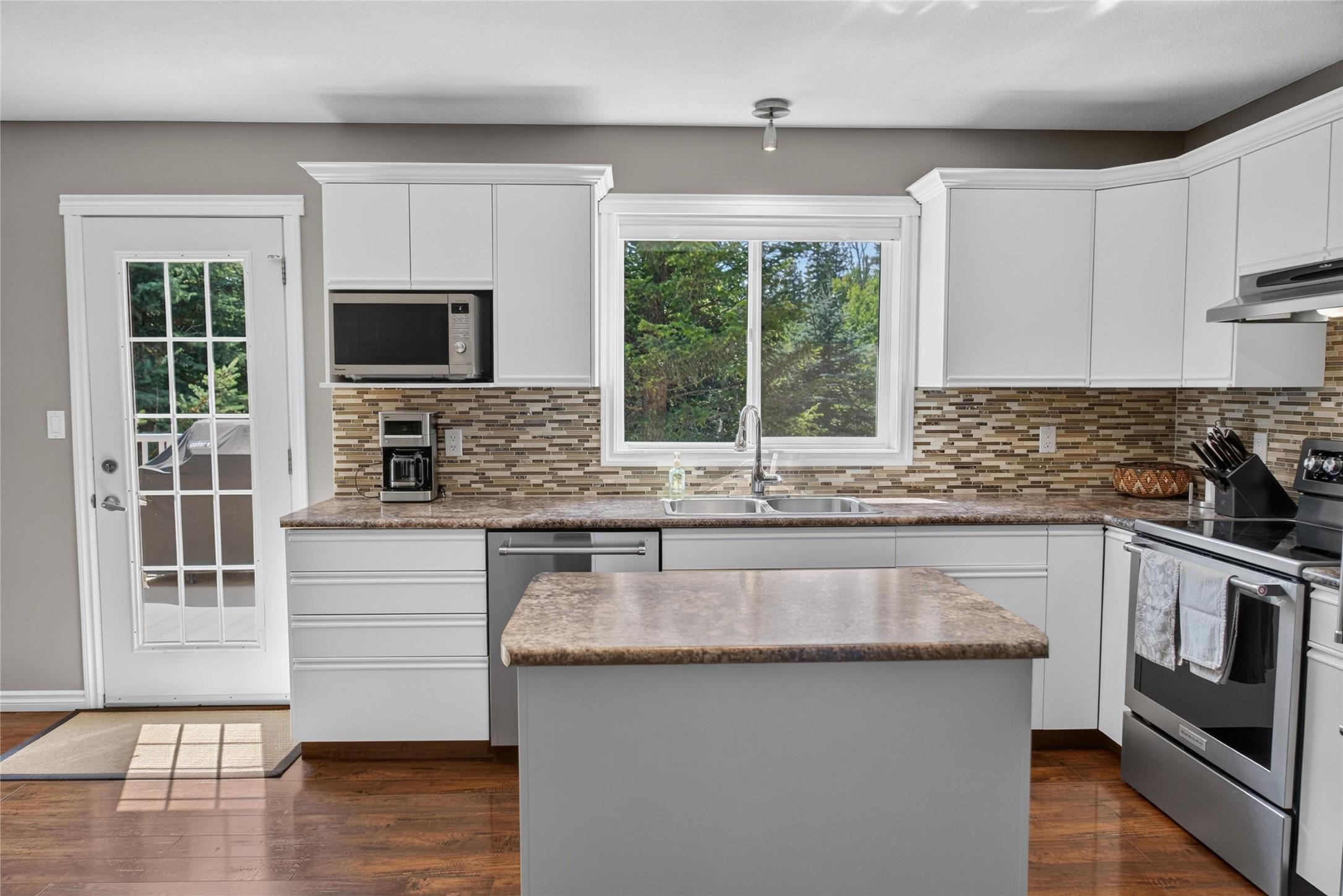 6799 Rosen Lake Road, Jaffray, BC - Indoor Photo Showing Kitchen With Double Sink With Upgraded Kitchen