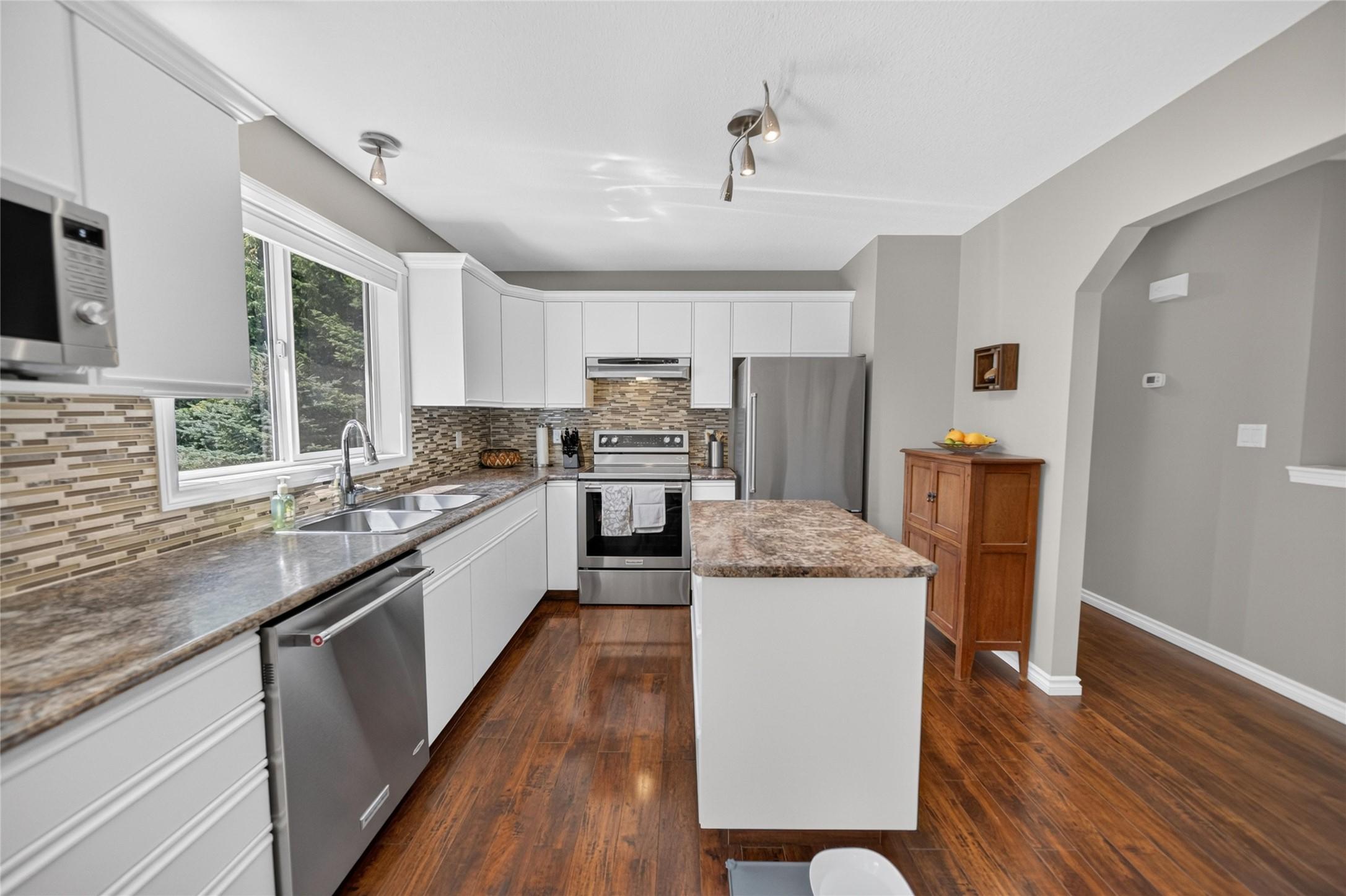 6799 Rosen Lake Road, Jaffray, BC - Indoor Photo Showing Kitchen With Double Sink With Upgraded Kitchen