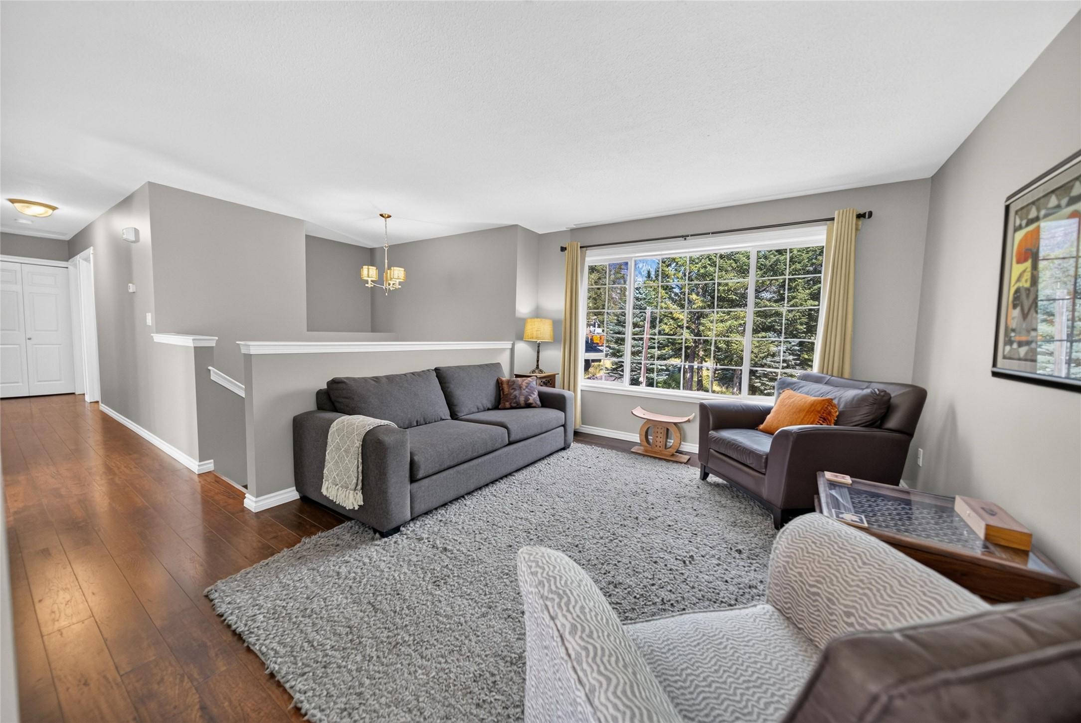 6799 Rosen Lake Road, Jaffray, BC - Indoor Photo Showing Living Room