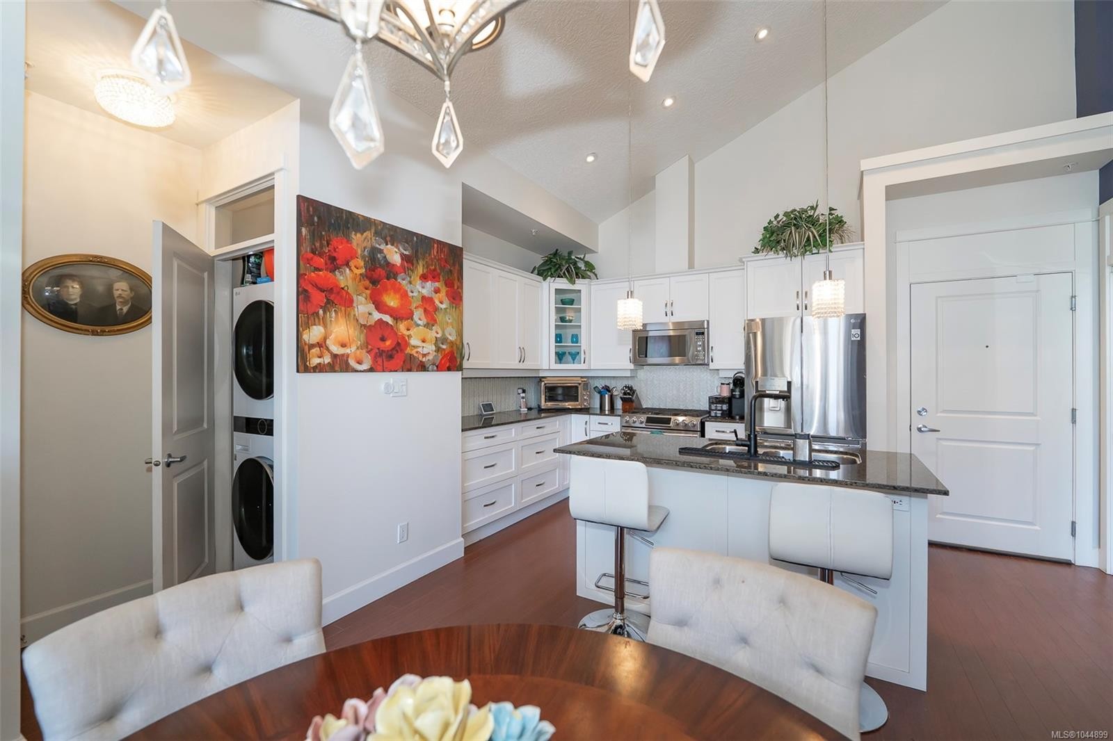 #402-3210 Jacklin Rd, Langford, BC - Indoor Photo Showing Kitchen With Upgraded Kitchen