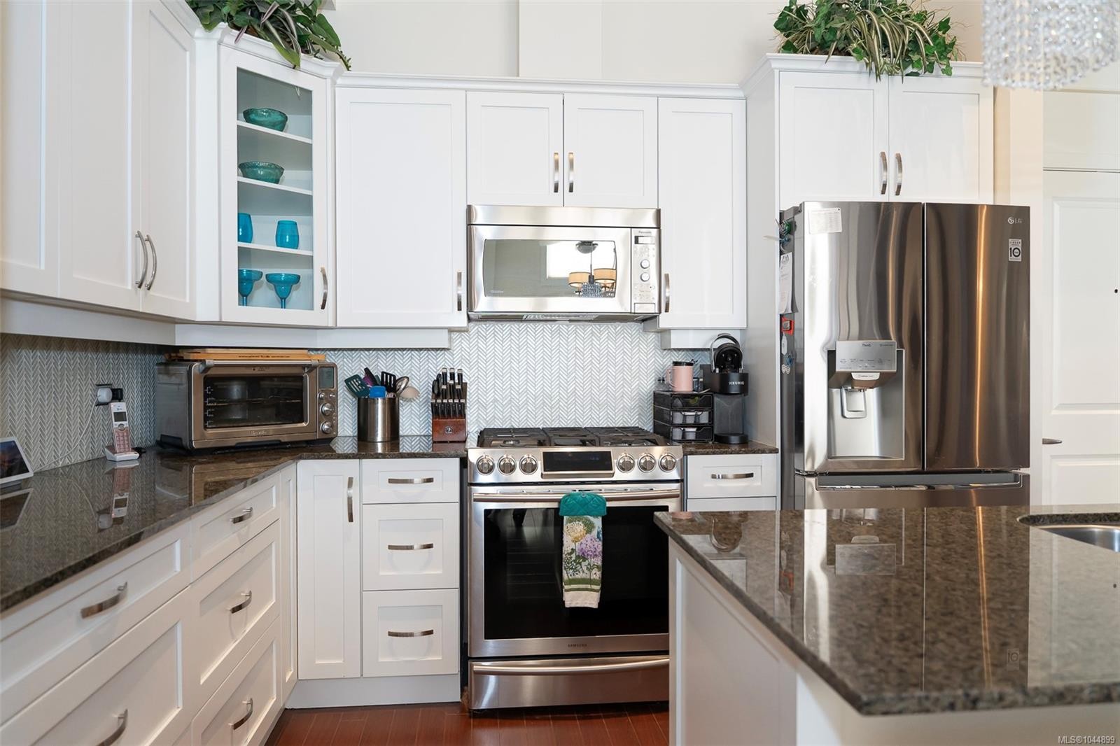 #402-3210 Jacklin Rd, Langford, BC - Indoor Photo Showing Kitchen With Upgraded Kitchen