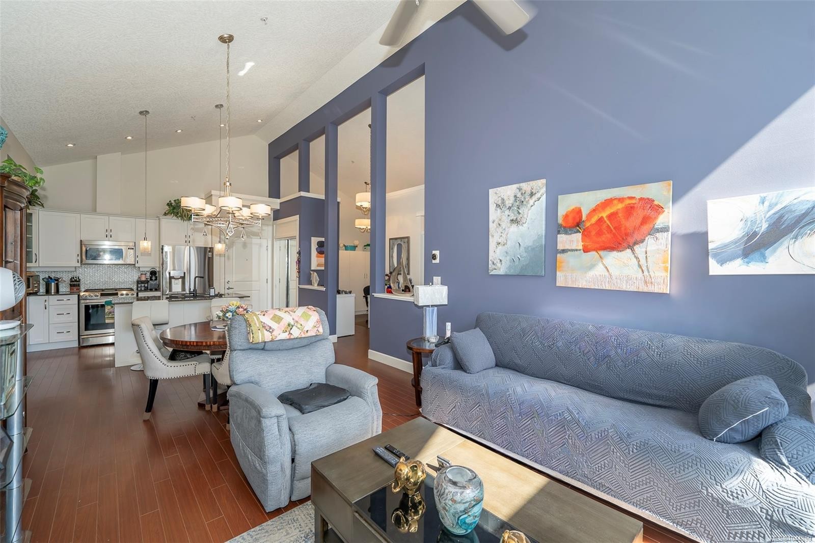 #402-3210 Jacklin Rd, Langford, BC - Indoor Photo Showing Living Room