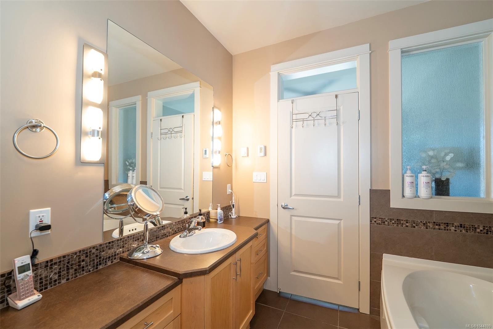 #402-3210 Jacklin Rd, Langford, BC - Indoor Photo Showing Bathroom