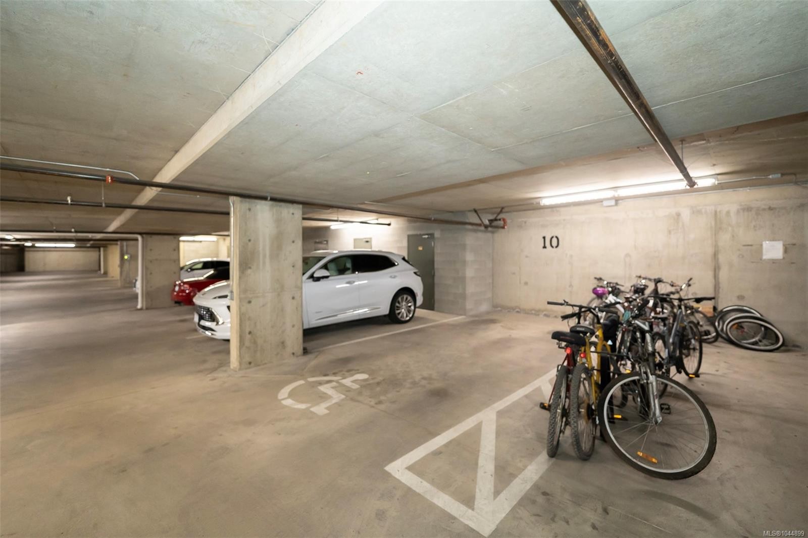 #402-3210 Jacklin Rd, Langford, BC - Indoor Photo Showing Garage