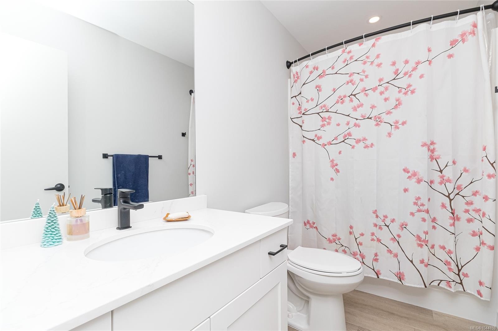 #301-2465 Gateway Rd, Langford, BC - Indoor Photo Showing Bathroom
