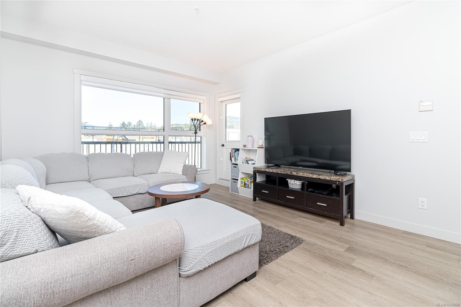 #301-2465 Gateway Rd, Langford, BC - Indoor Photo Showing Living Room