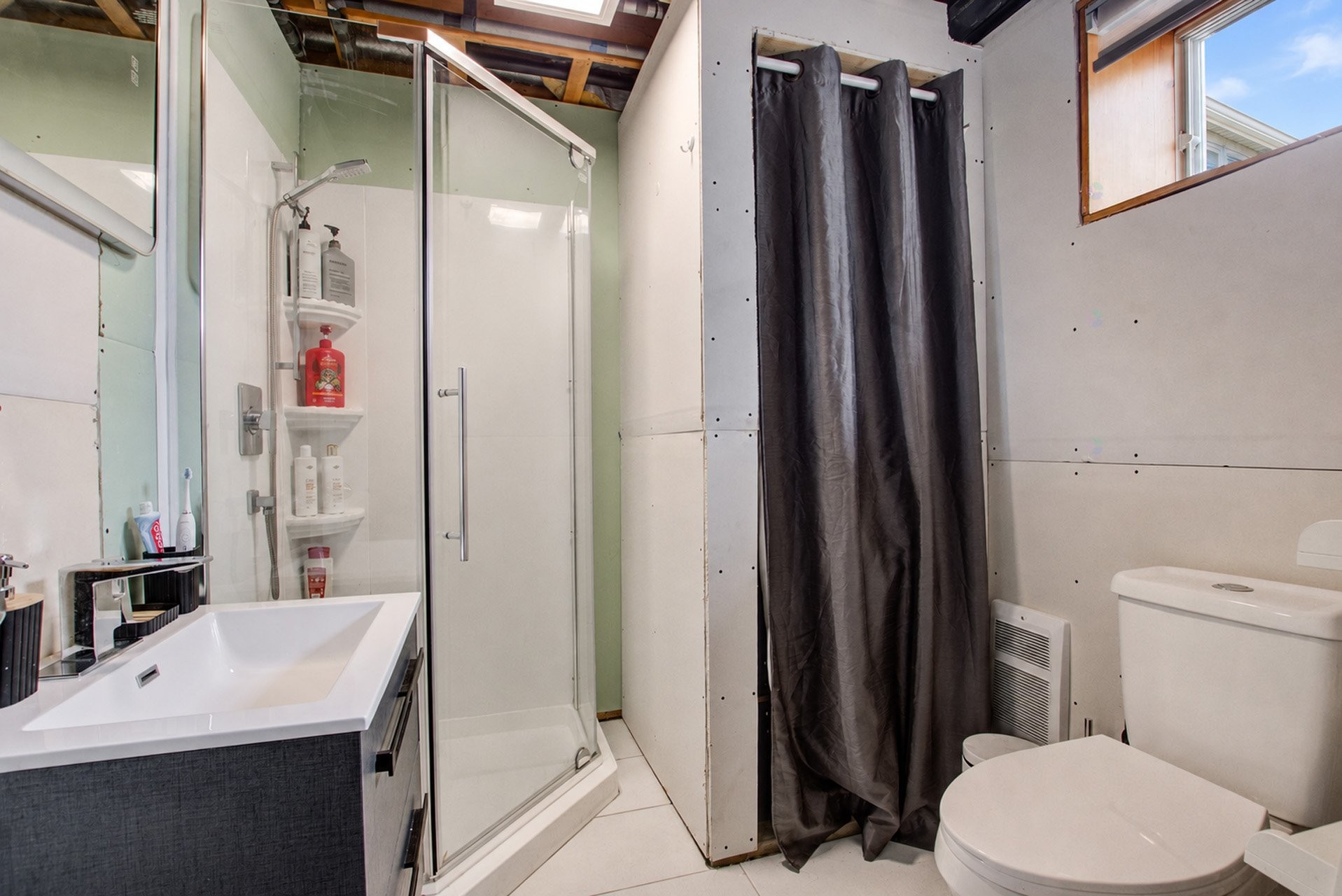 Salle de bains - 38 Rue Carmen, Granby, QC - Indoor Photo Showing Bathroom