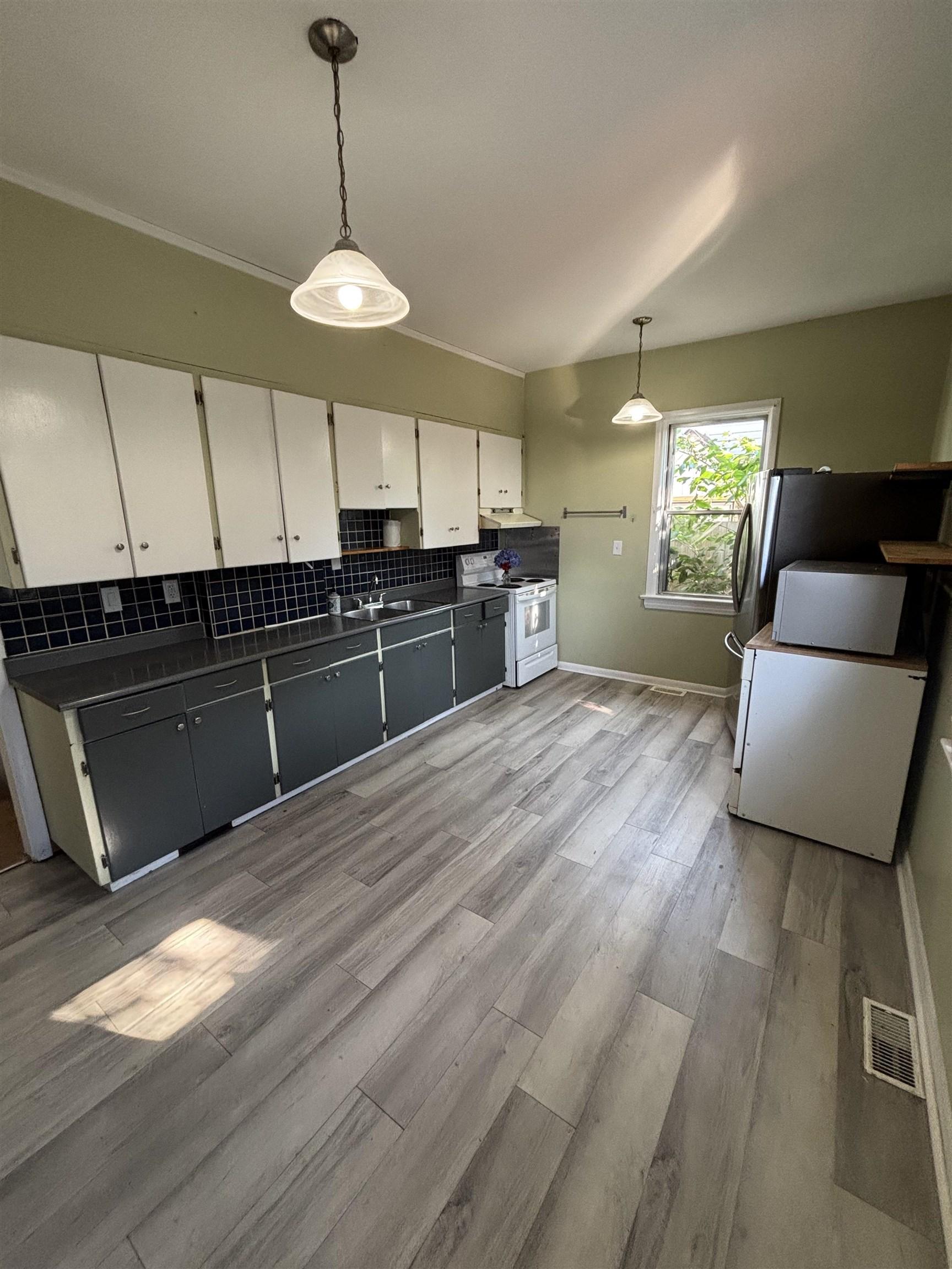9 Ruttan St., Thunder Bay, ON - Indoor Photo Showing Kitchen With Double Sink