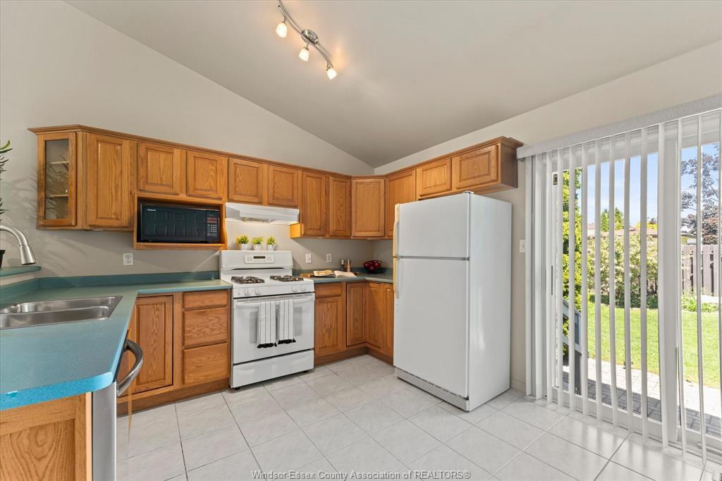 1286 Rendezvous, Windsor, ON - Indoor Photo Showing Kitchen