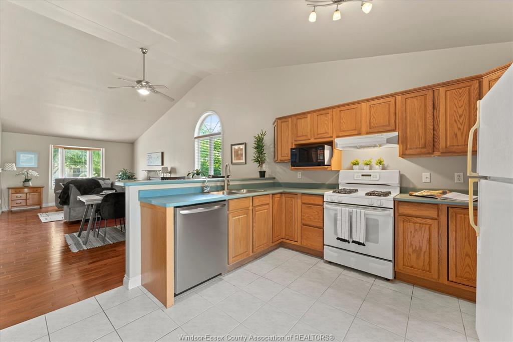 1286 Rendezvous, Windsor, ON - Indoor Photo Showing Kitchen With Double Sink