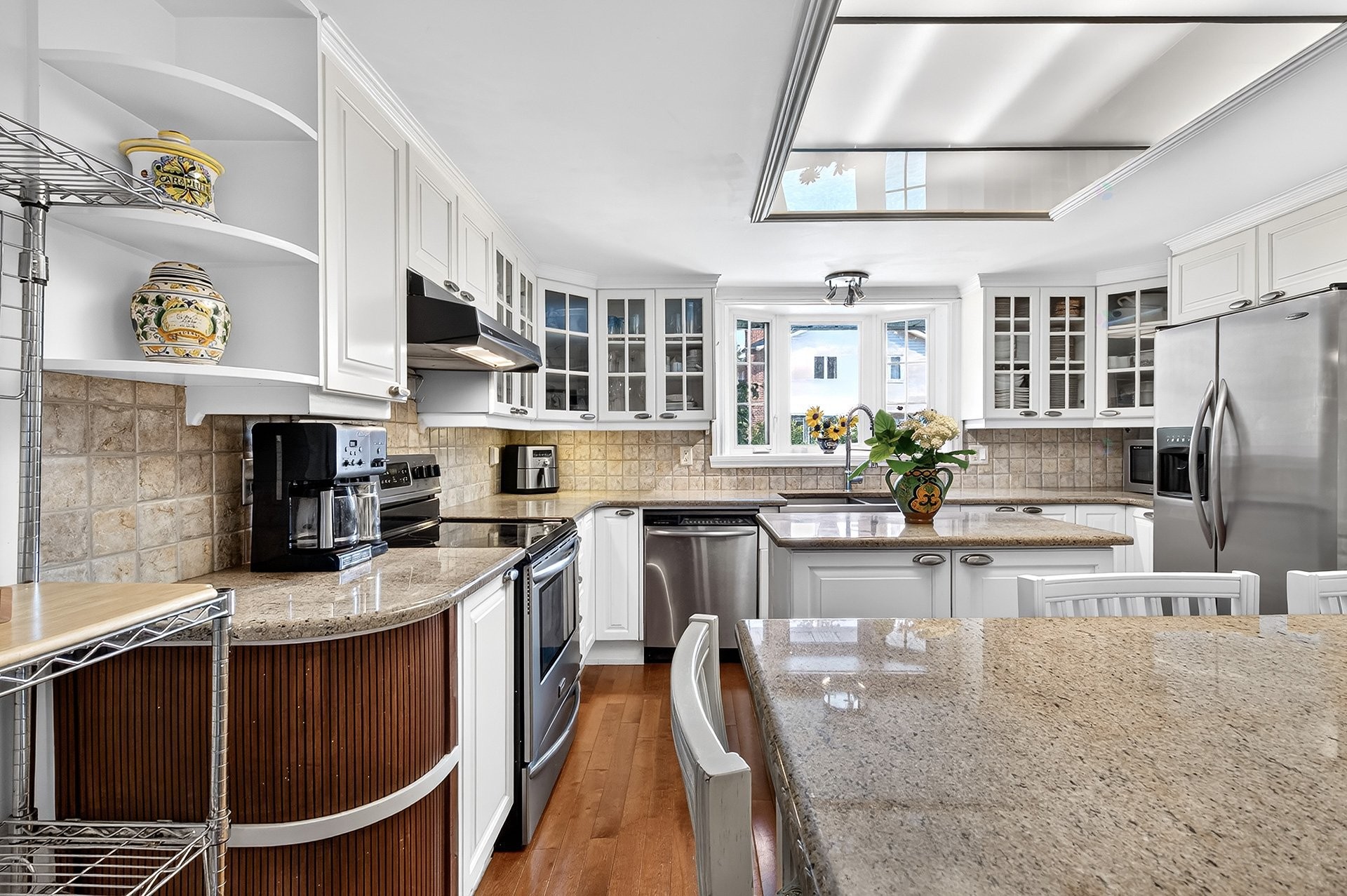 Kitchen - 417 Boul. Beaconsfield, Beaconsfield, QC - Indoor Photo Showing Kitchen With Upgraded Kitchen