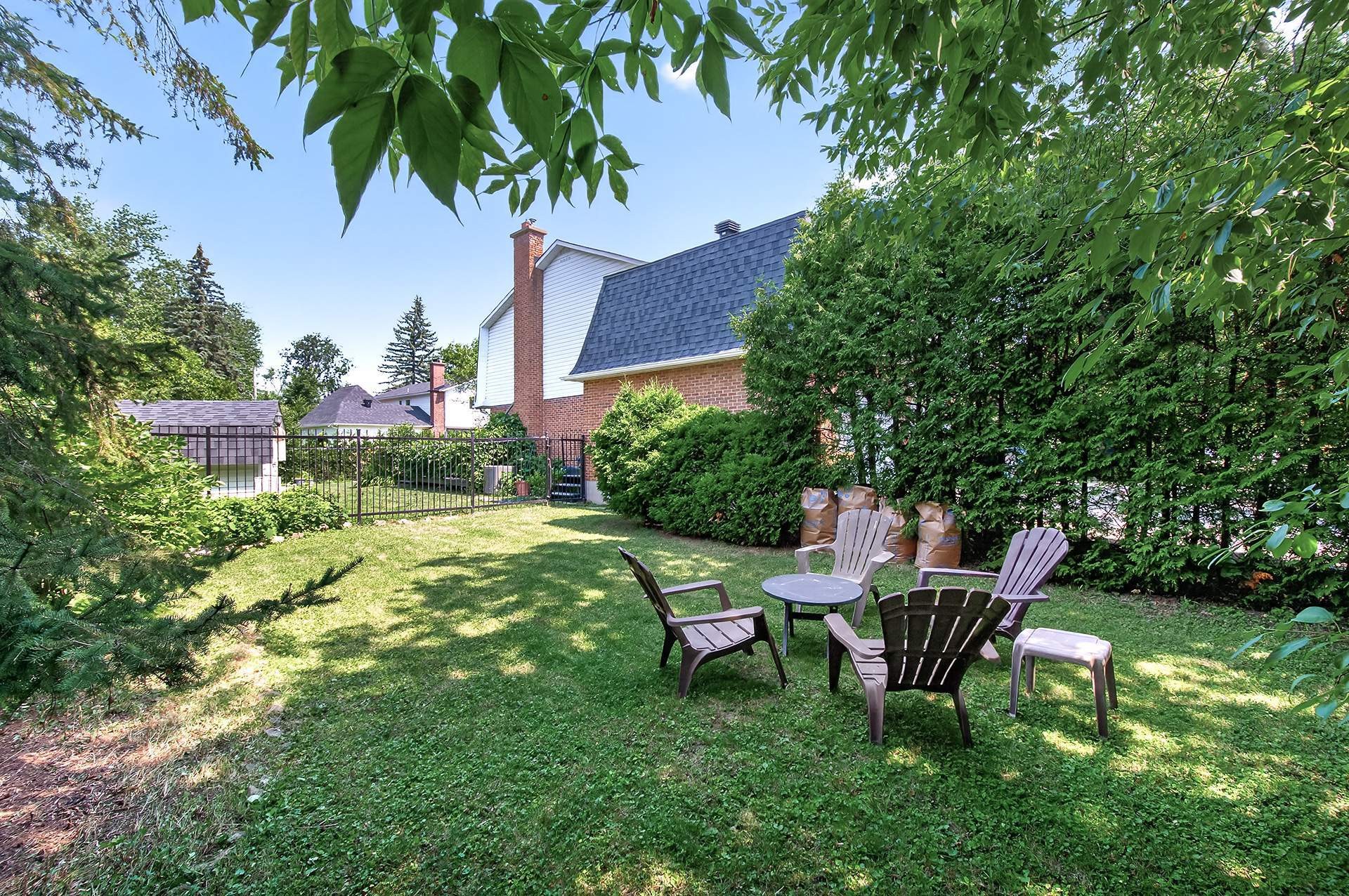 Courtyard - 417 Boul. Beaconsfield, Beaconsfield, QC - Outdoor