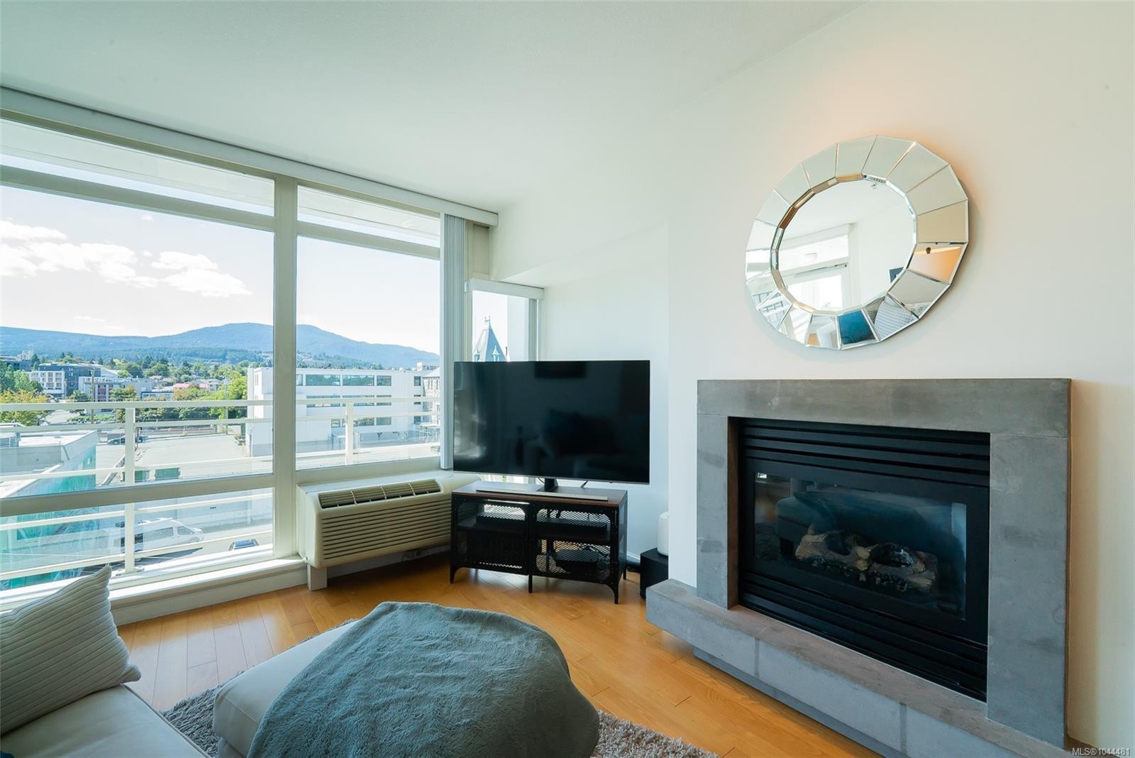 #506-38 Front St, Nanaimo, BC - Indoor Photo Showing Living Room With Fireplace