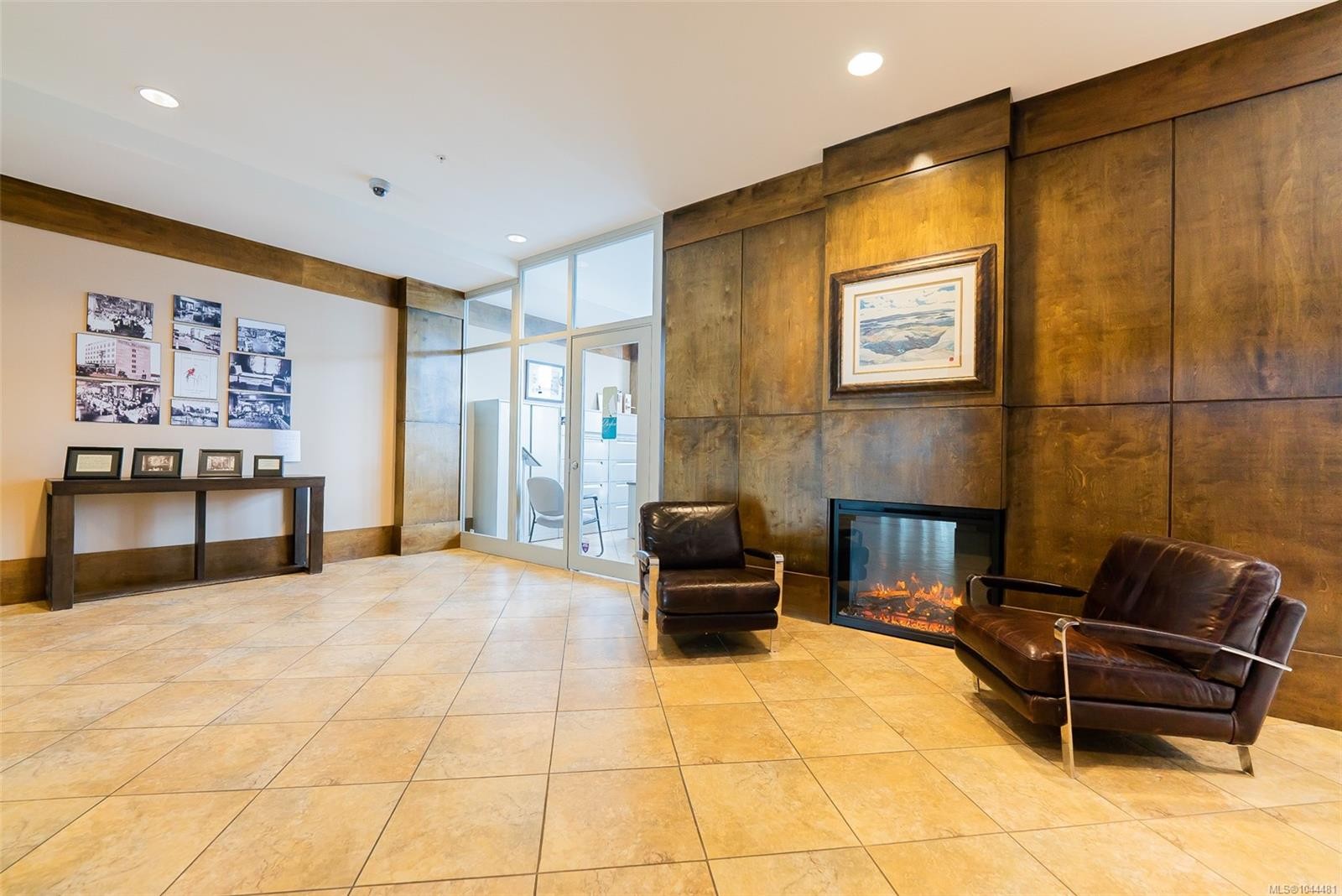 #506-38 Front St, Nanaimo, BC - Indoor Photo Showing Other Room With Fireplace