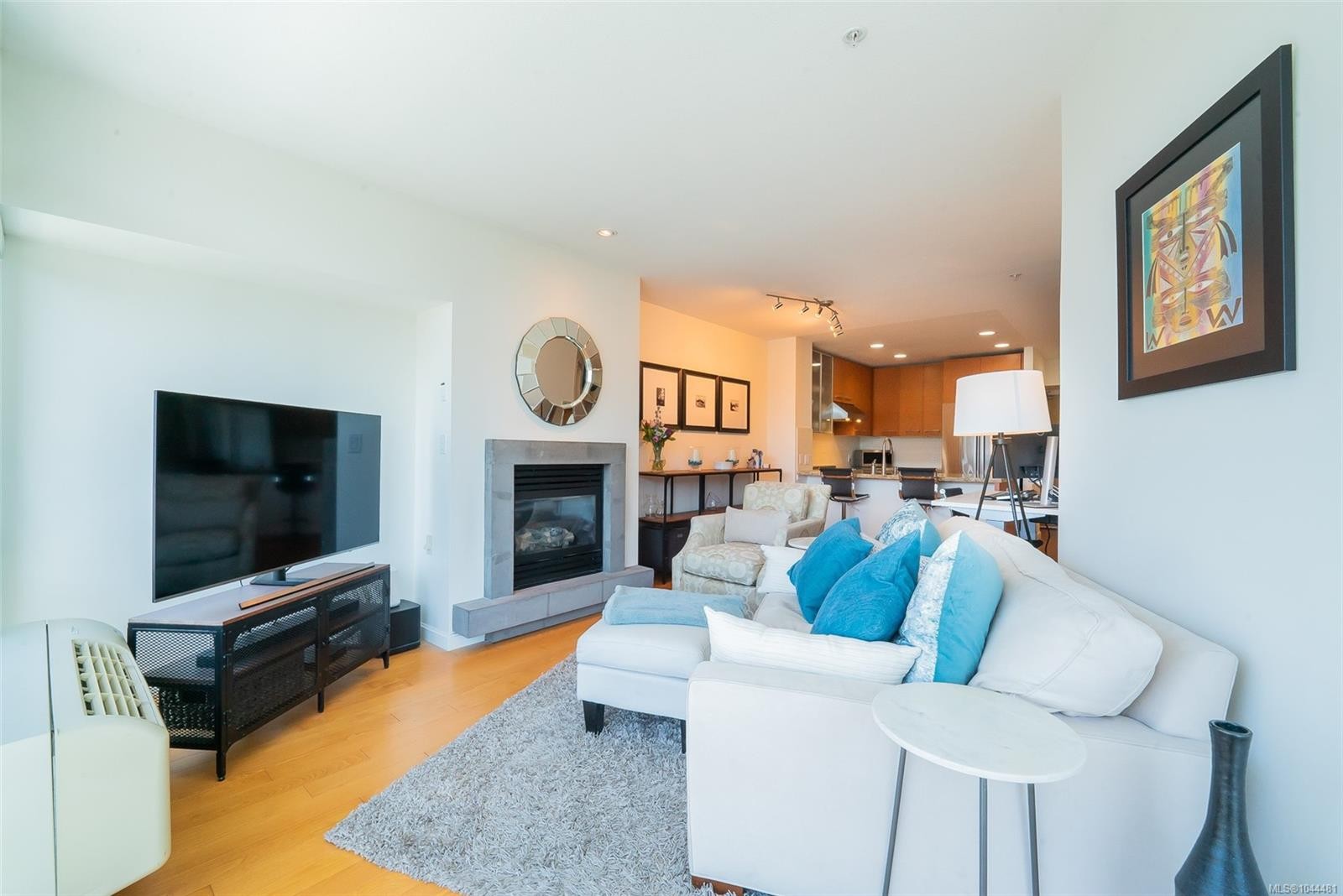 #506-38 Front St, Nanaimo, BC - Indoor Photo Showing Living Room With Fireplace