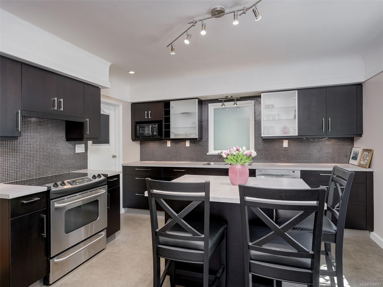 1296 Downham Pl, Saanich, BC