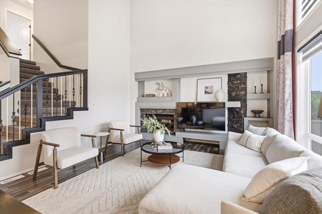220 Thorn Dr, Winnipeg, MB - Indoor Photo Showing Living Room