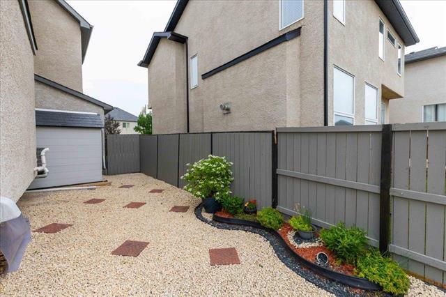 220 Thorn Dr, Winnipeg, MB - Outdoor With Exterior