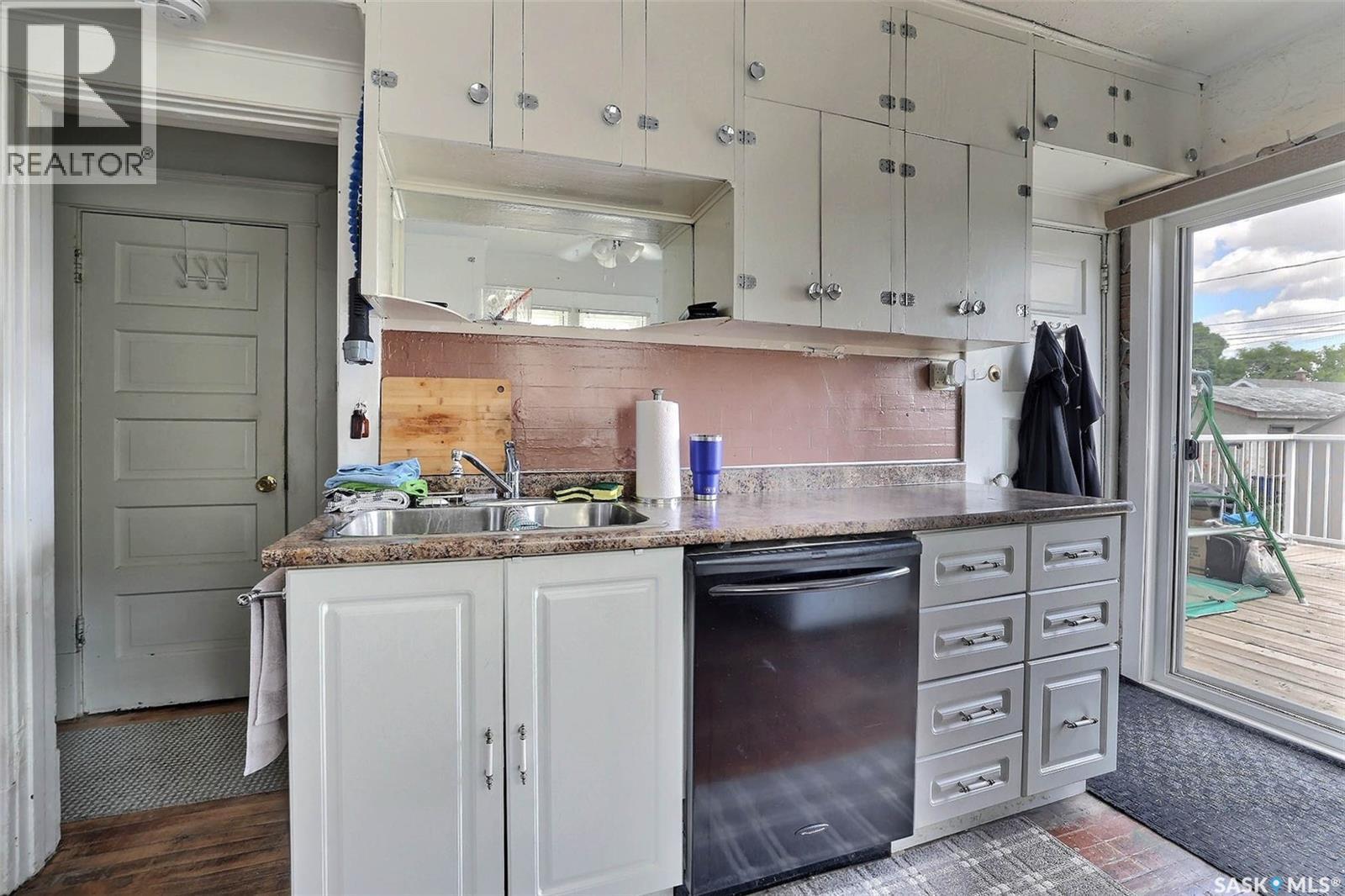 2173 Edgar Street, Regina, SK - Indoor Photo Showing Kitchen With Double Sink With Upgraded Kitchen