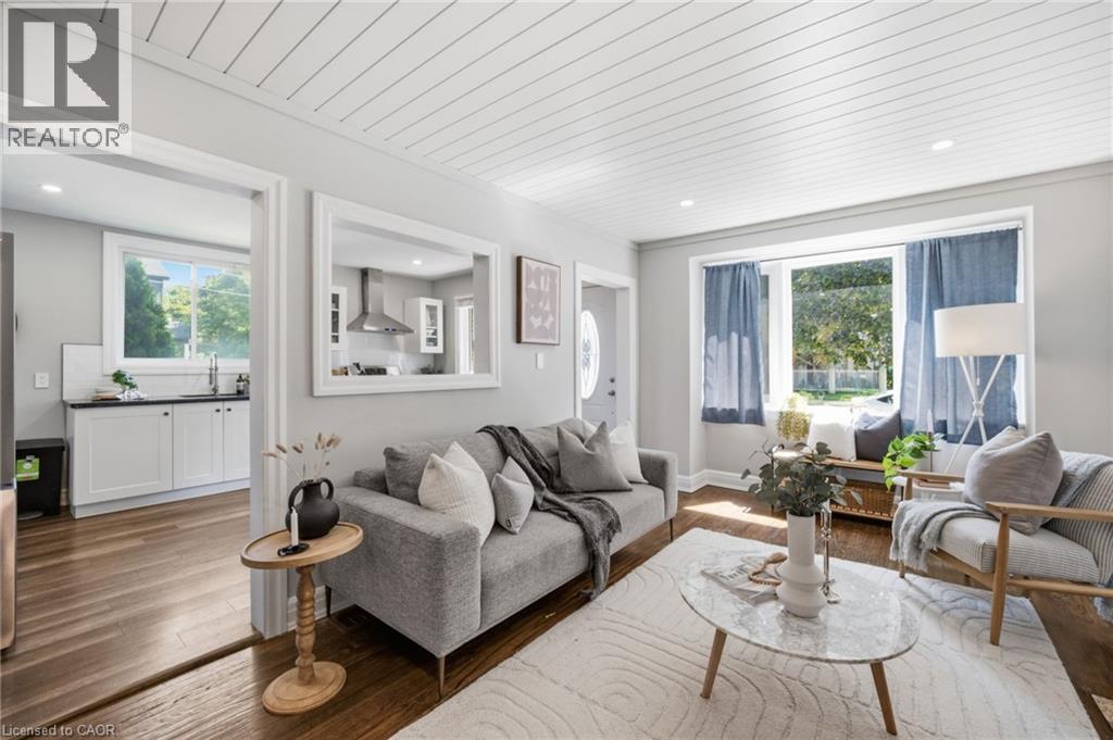 47 Brucedale Avenue E, Hamilton, ON - Indoor Photo Showing Living Room