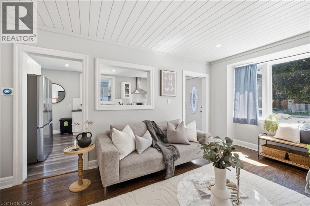 47 Brucedale Avenue E, Hamilton, ON - Indoor Photo Showing Living Room